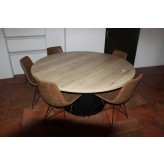 Een ronde restaurant tafel incl. stoelen