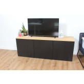 Een houten dressoir kast